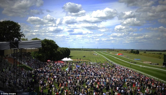 Khán giả chuẩn bị theo dõi một cuộc đua ngựa tại Newmarket, Anh.